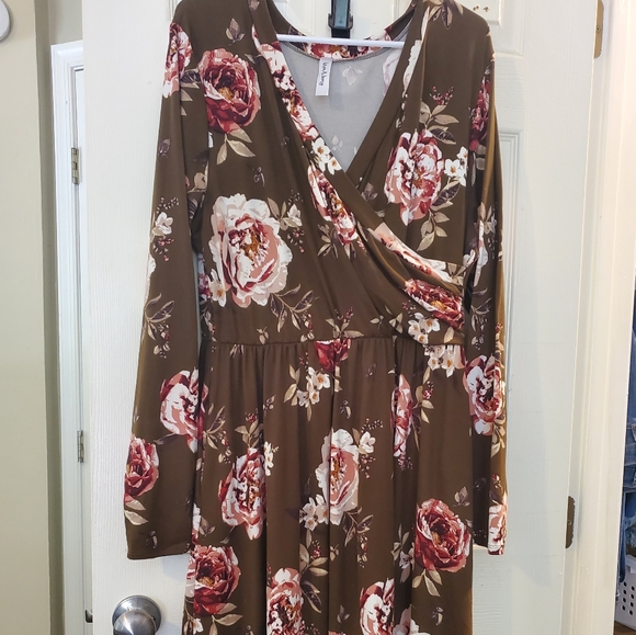 WREN AND IVORY Wrap Dress - Picture 1 of 4